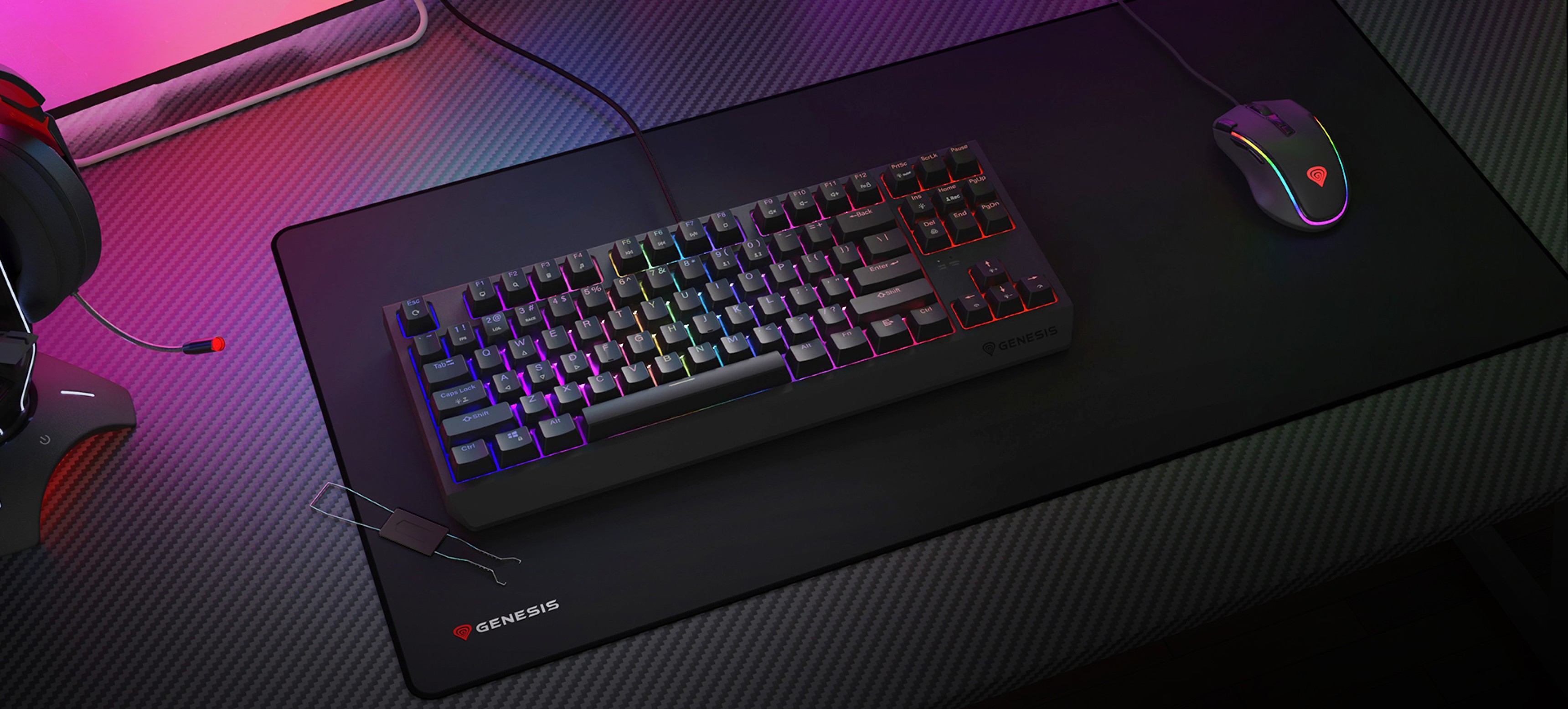 Механична геймърска клавиатура с RGB осветление върху геймърска подложка за мишка, придружена от геймърска мишка и слушалки