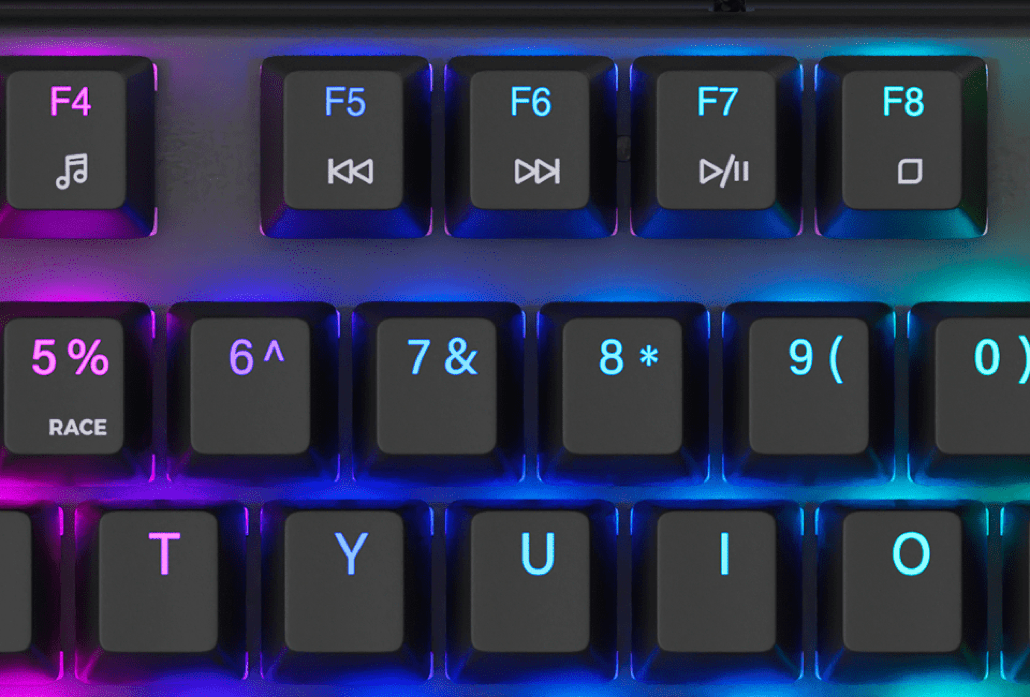 Близък план на геймърска клавиатура с RGB подсветка, с фокус върху цифровите и функционалните клавиши