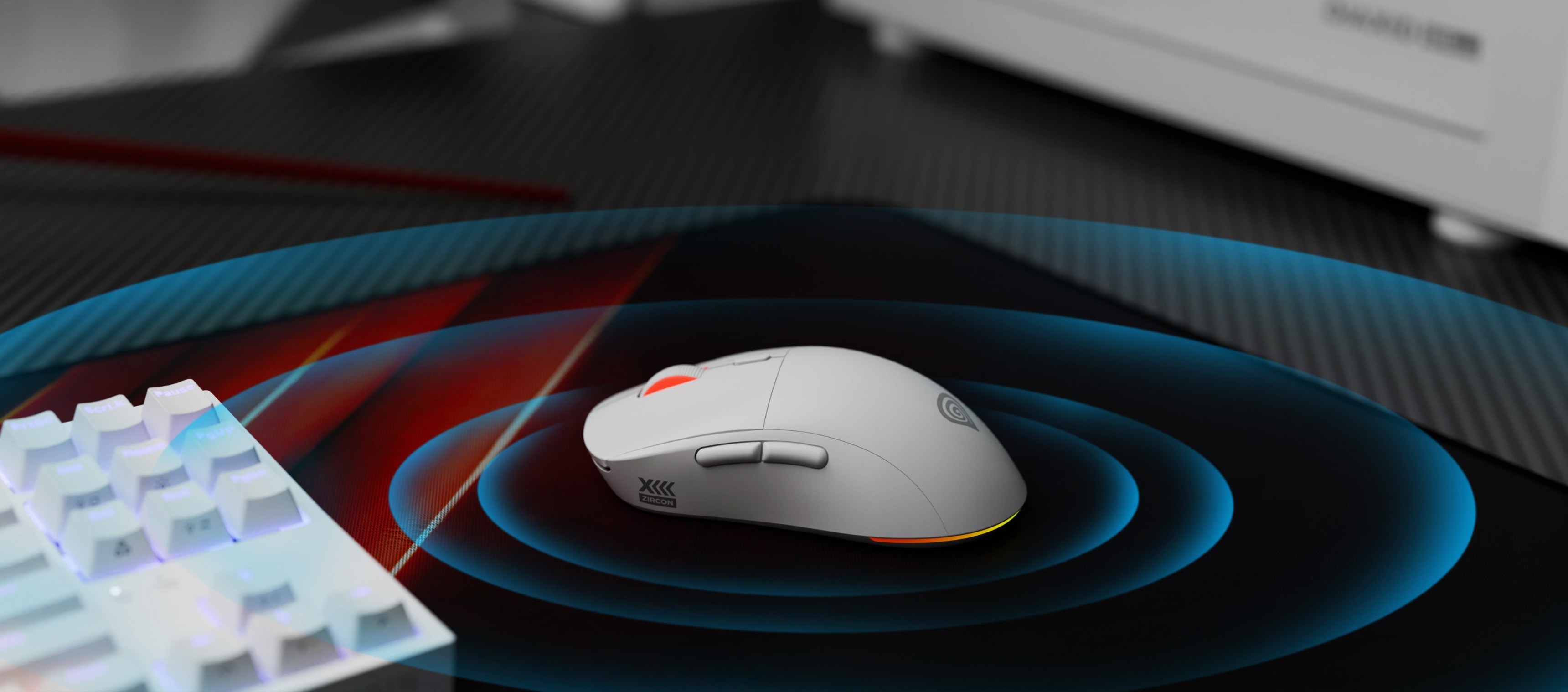 Безжична геймърска мишка Genesis Zircon XIII с персонализирани функции и 26000 DPI, поставена върху геймърска подложка за мишка