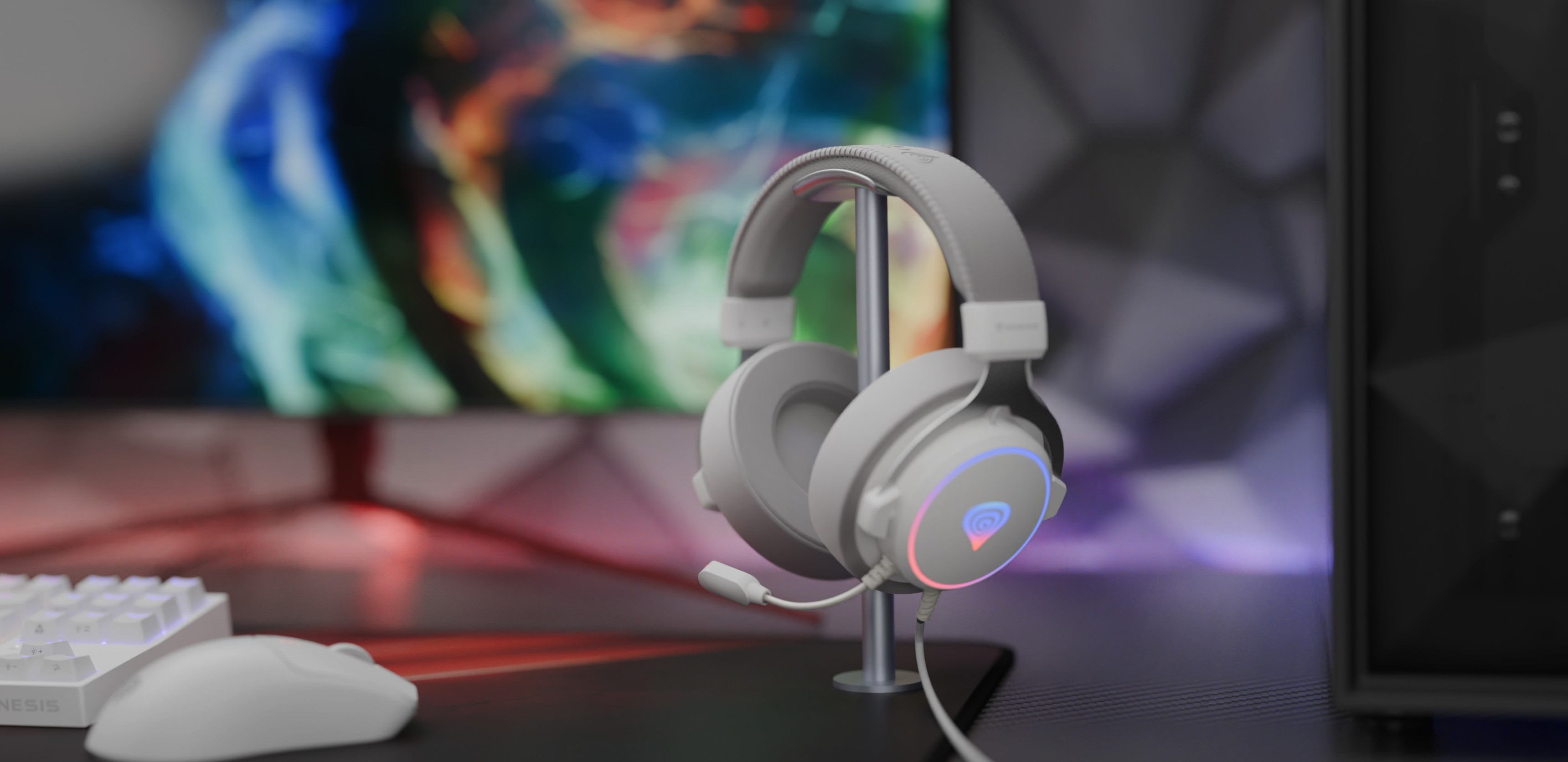 Бяла геймърска слушалка за уши с RGB осветление и микрофон, поставена на стойка на цветен фон