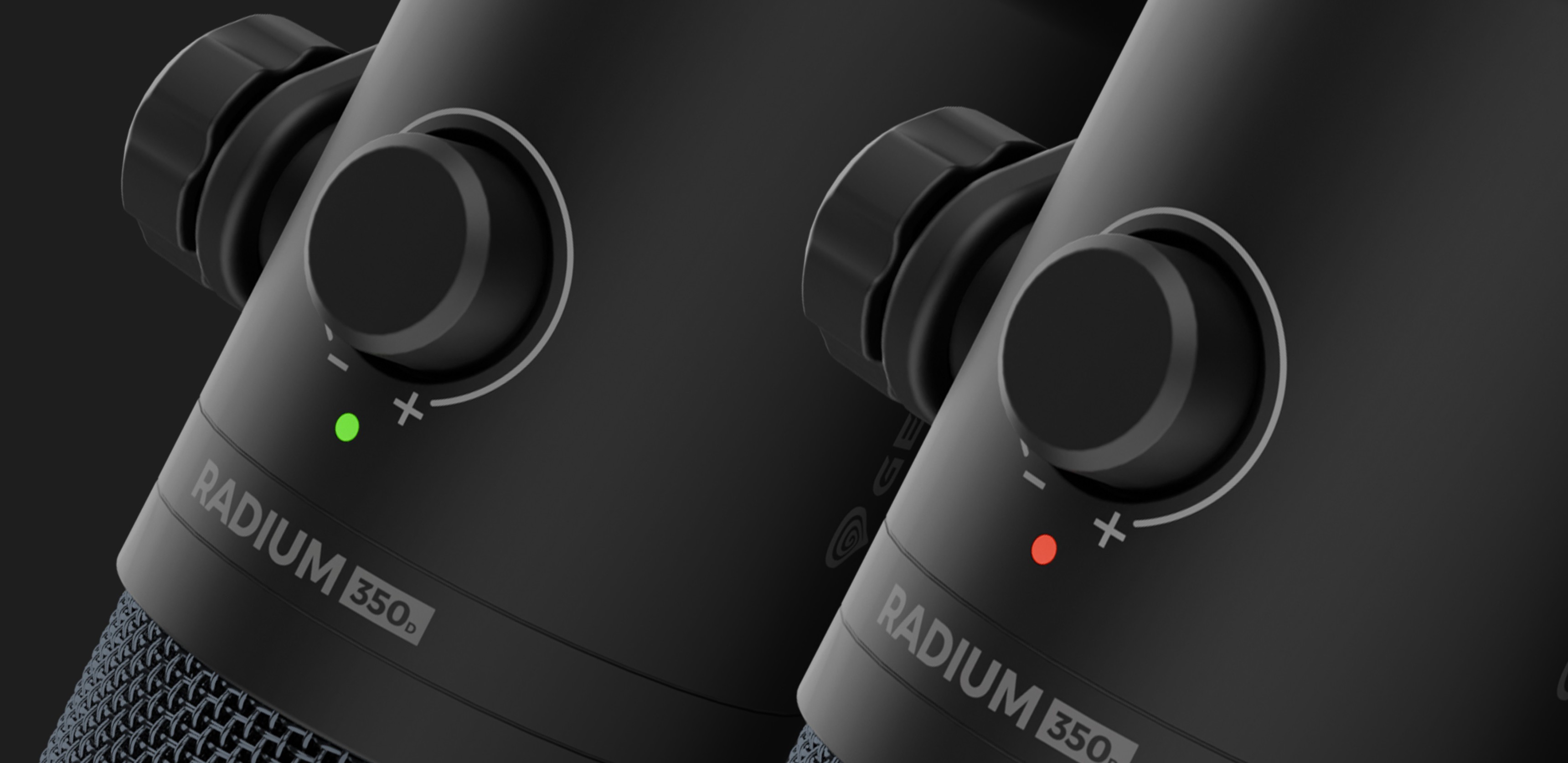 Близък план на два динамични USB микрофона Genesis Radium 350D с контролни копчета и индикаторни светлини