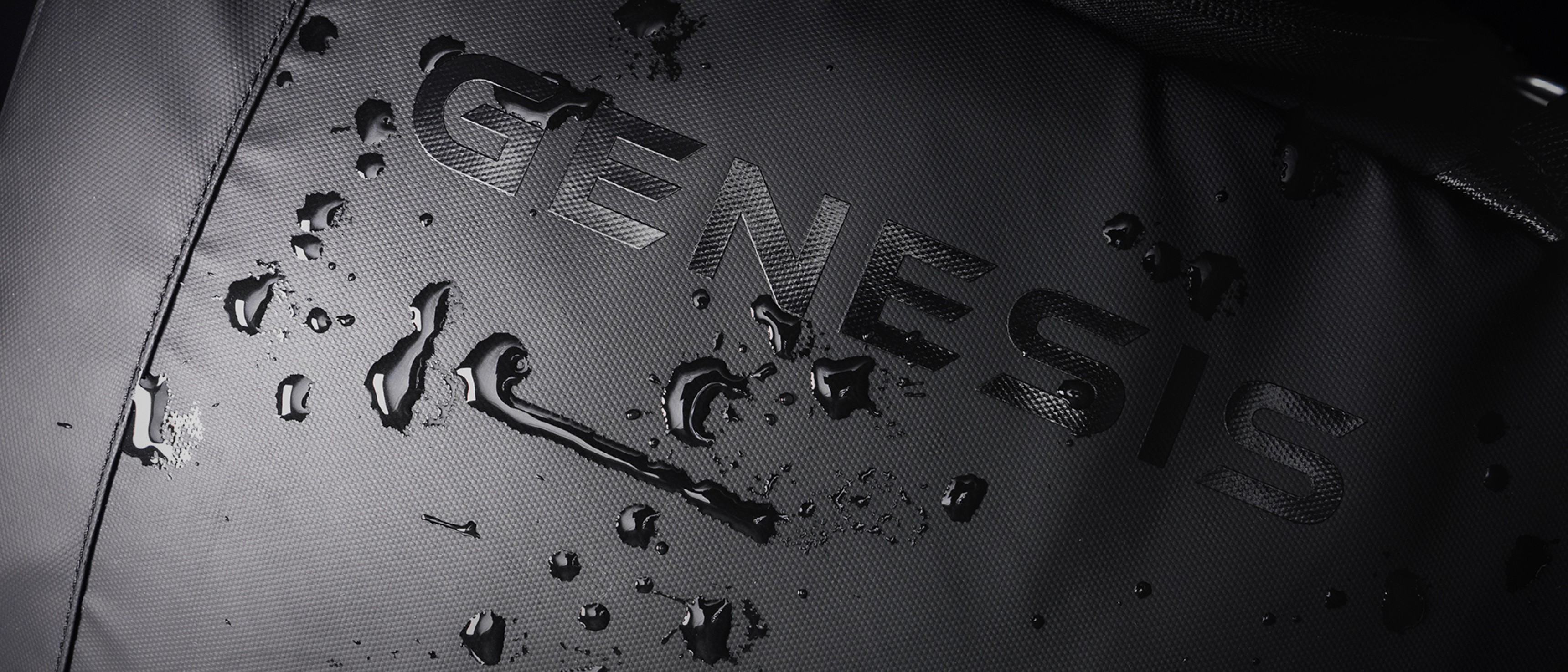 Близък план на раницата за лаптоп Genesis Pallad 420 с черна повърхност с водни капки и логото на марката